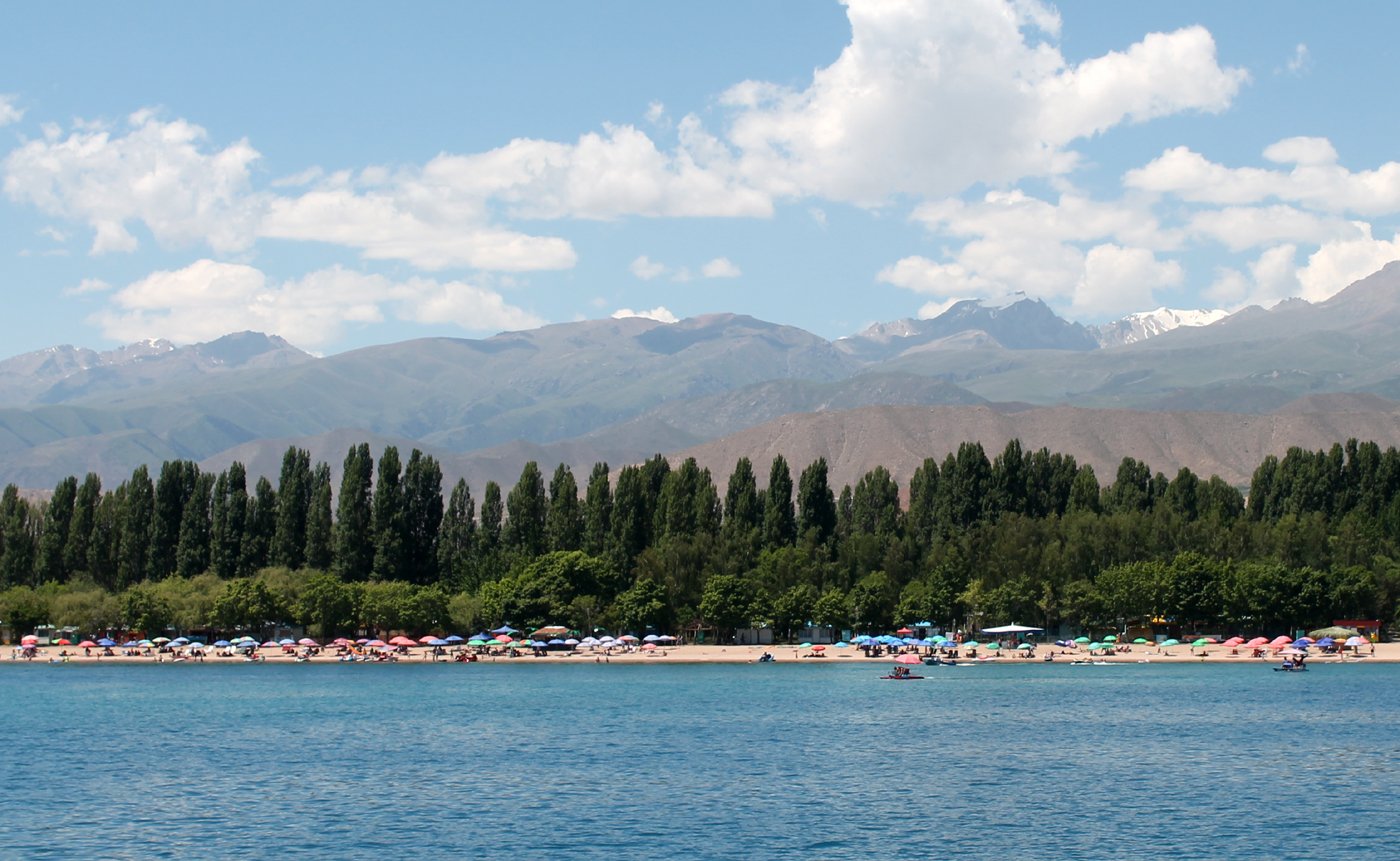 Ехать на иссык куль. Озеро Иссык-Куль Киргизия. Киргизия Иссык-Куль Чолпон Ата. Чолпон Ата горы. Озеро Ысык Кол Иссык-Куль.