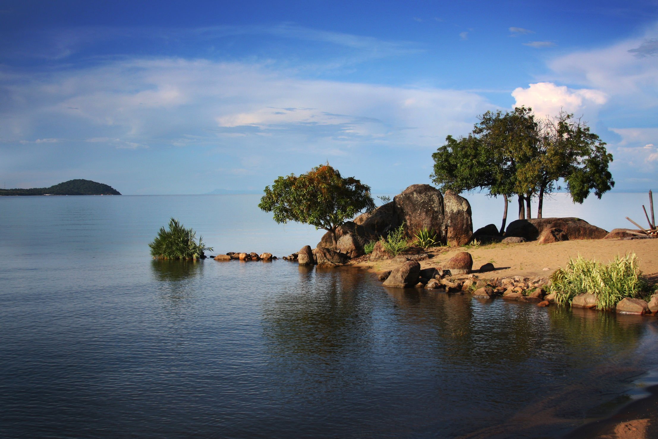Озеро в африке 4. Озеро Ньяса в Африке. Озеро Ньяса в Танзании. Нуаза Малави. Танганьика и Ньяса.