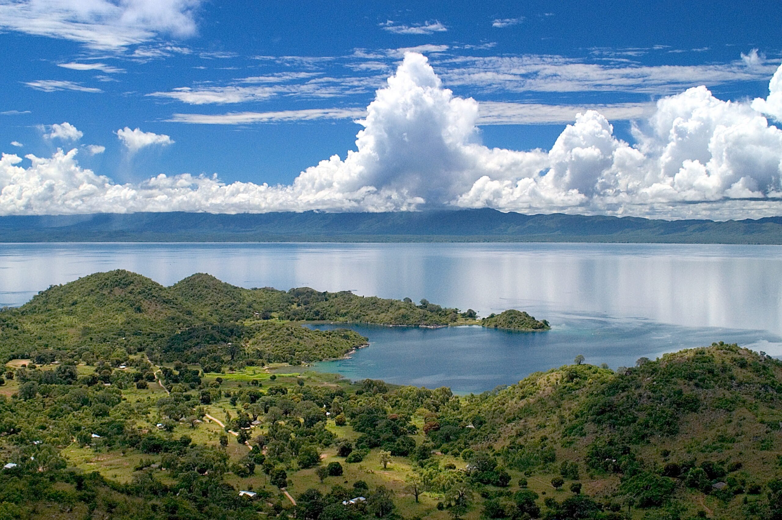 Самое восточное из великих озер 7. Национальный парк озеро Ньяса. Озеро Ньяса Малави. Танзания озеро Танганьика. Национальный парк озеро Малави.