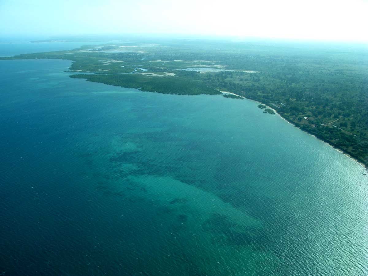 Самое восточное из великих озер 7. Танзания Танганьика. Озеро Танганьика. Озеро Танганьика в Африке. Бурунди озеро Танганьика.
