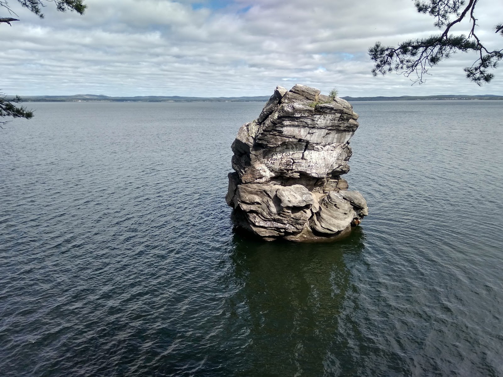 Погода челябинские озера на 10 дней. Шайтан камень на озере Иткуль. Иткуль (озеро, Челябинская область). Озеро Иткуль верхний Уфалей. Скала шайтан камень Иткуль.