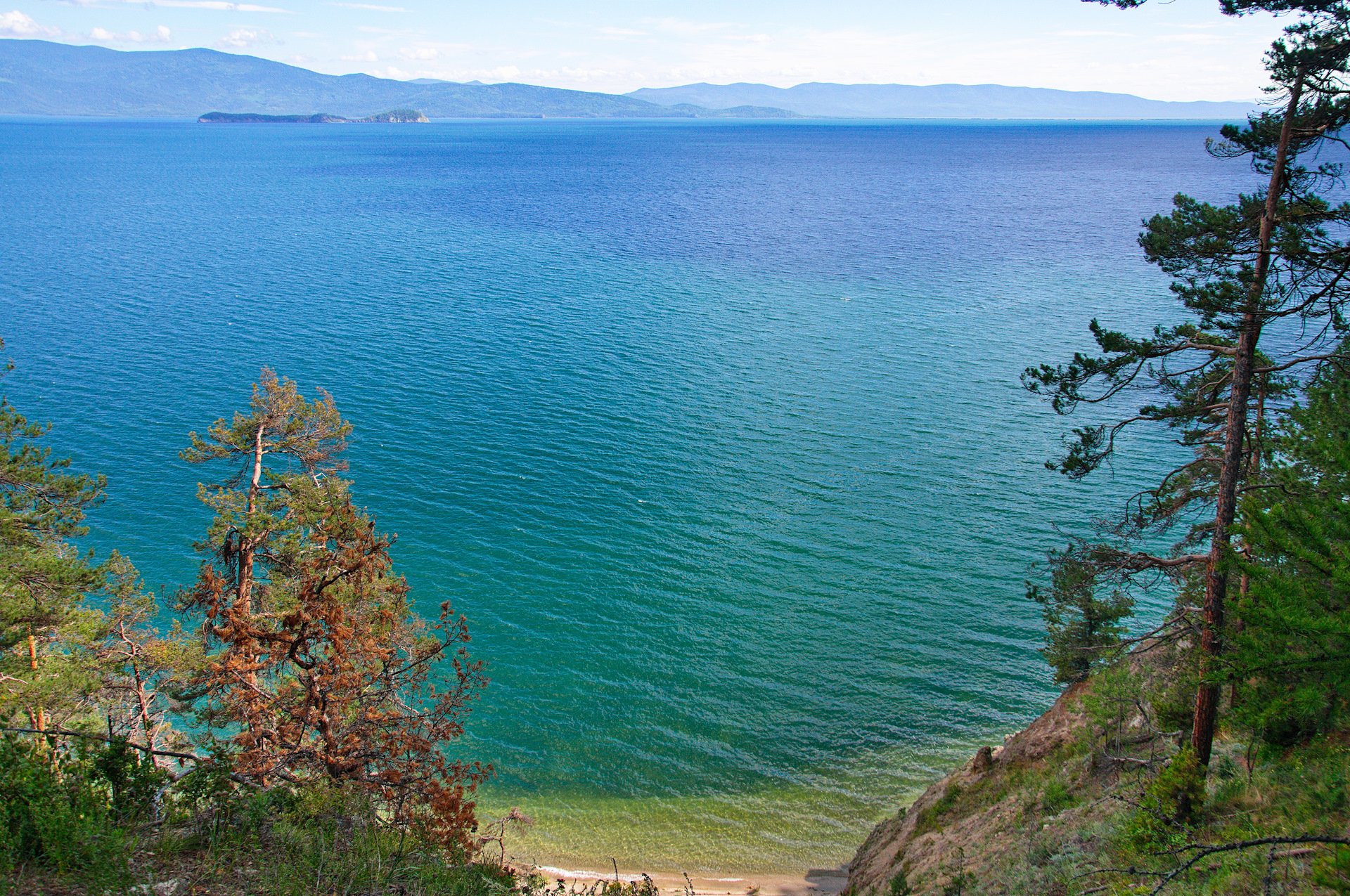 Голубое озеро байкал. Чивыркуйский залив на Байкале. Усть Баргузин Чивыркуйский залив. Лиственничный залив Байкал. Мыс зеленый на Байкале.