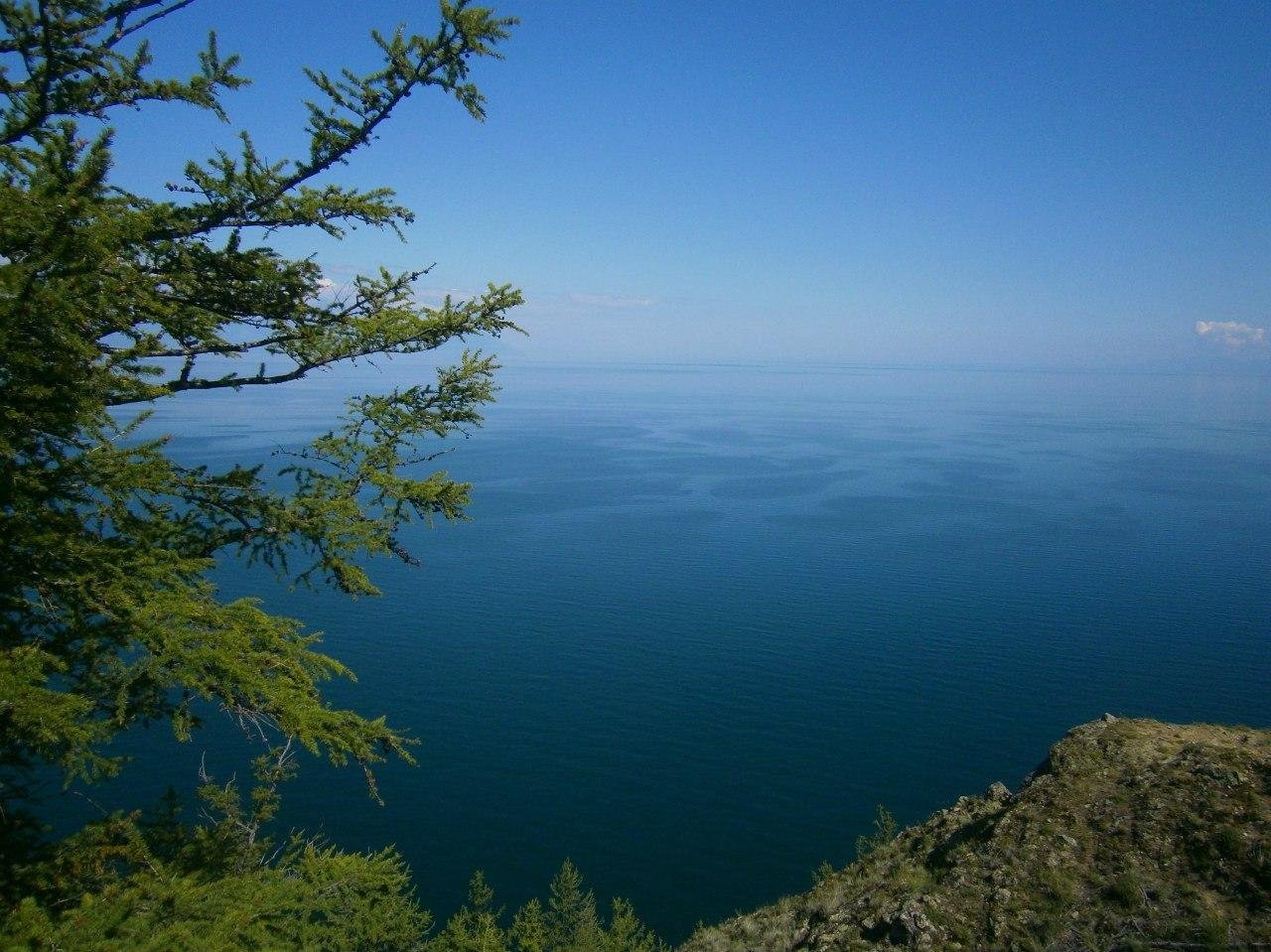Воды байкала чисты и прозрачны. Озеро Байкал Мангутай. Озеро Байкал вода. Иркутск Байкал сверху. Скалистые горы Байкала.