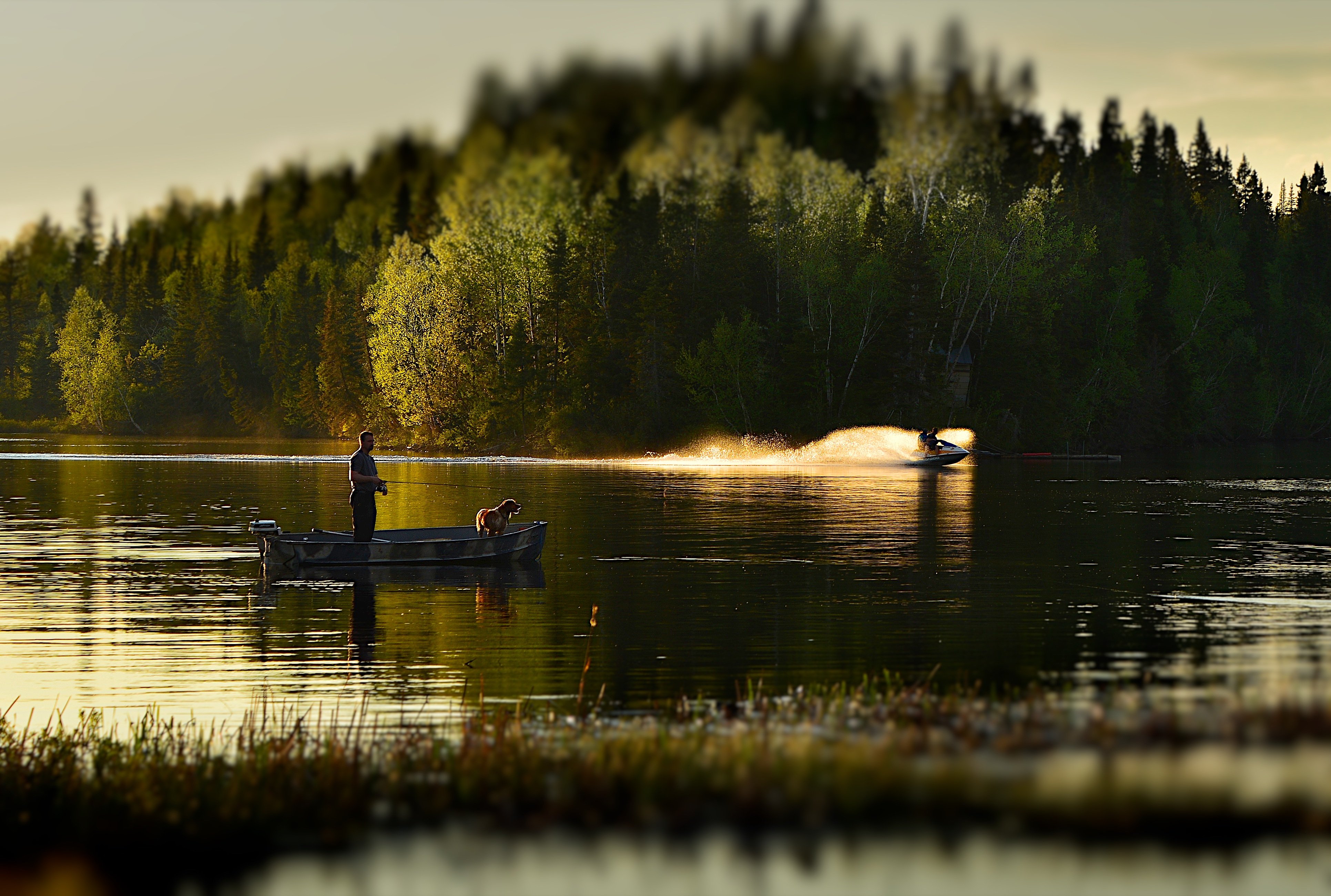 Можно ли на лодке на озере. Озеро Лампушка. Лодка на реке. Лодка на озере. Рыбалка пейзаж.