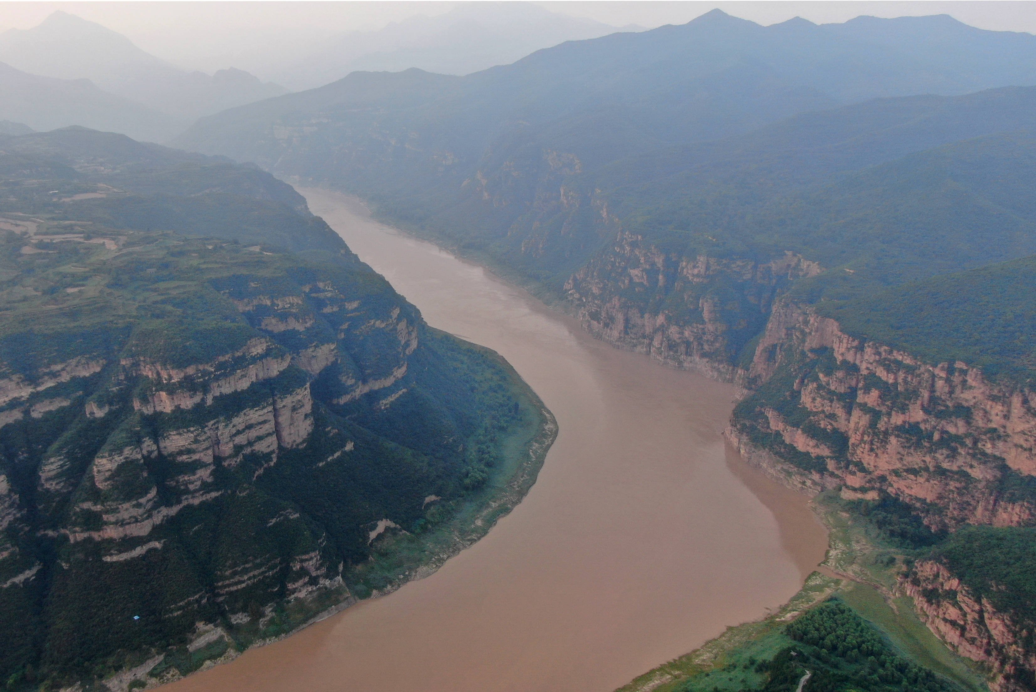 Длина реки янцзы в км. Река Янцзы Шанхай. Река Хуанхэ. Китай Хуанхэ и Янцзы. Долина реки Хуанхэ.