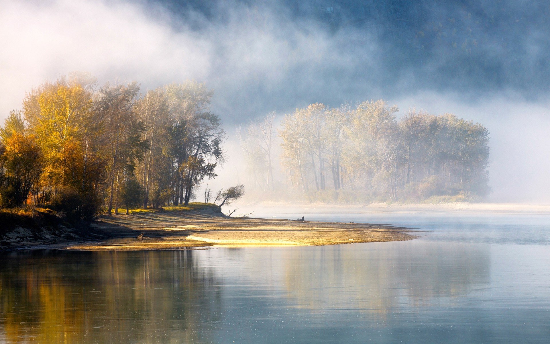 Таково умиротворенное состояние природы. Озеро в тумане. Туманный пейзаж. Пейзаж с дымкой. Осеннее утро на озере.