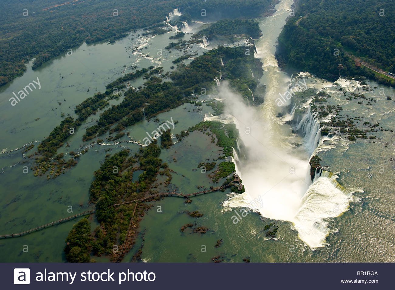 Природные объекты бразилии. Водопады Игуасу Аргентина. Река Парана Бразилия. Водопад Игуасу ЮНЕСКО. Парана водопад.