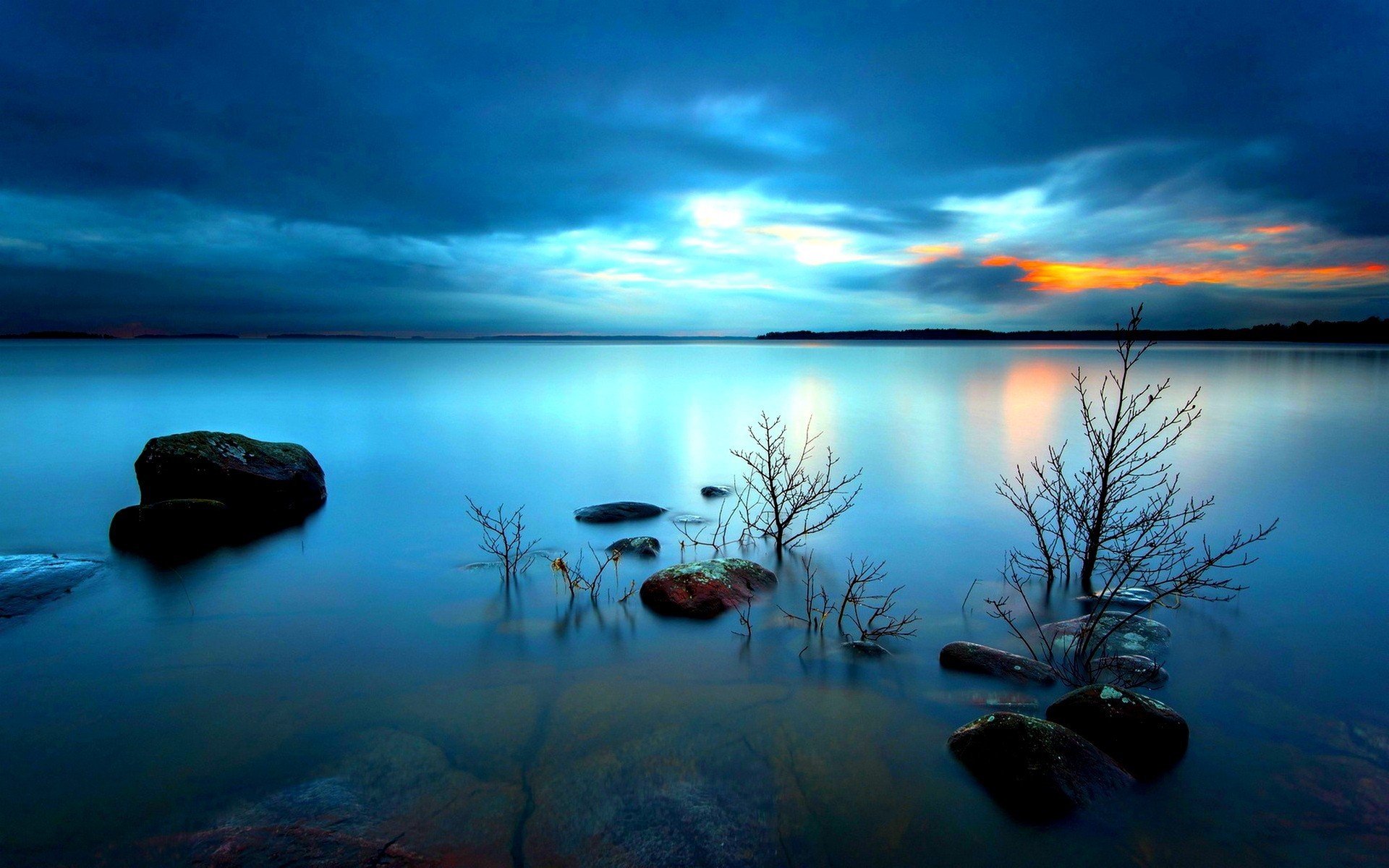 Chills download. Спокойный пейзаж. Спокойная река. Спокойное озеро. Озеро ночью.