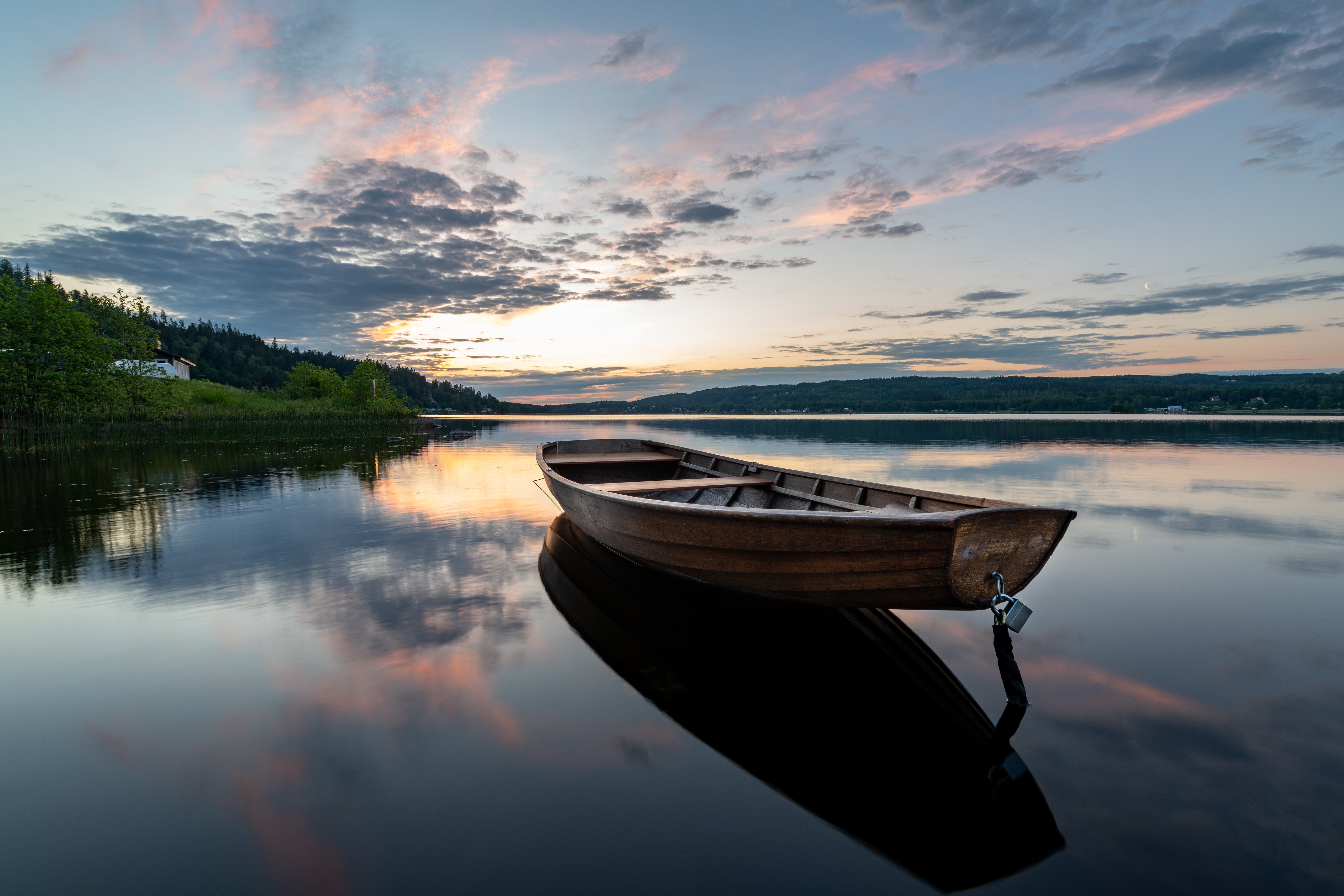 Три лодки судьбы. Озеро Оснен Швеция. Озеро Меларен. Шхеры Швеции. Красивая лодка.