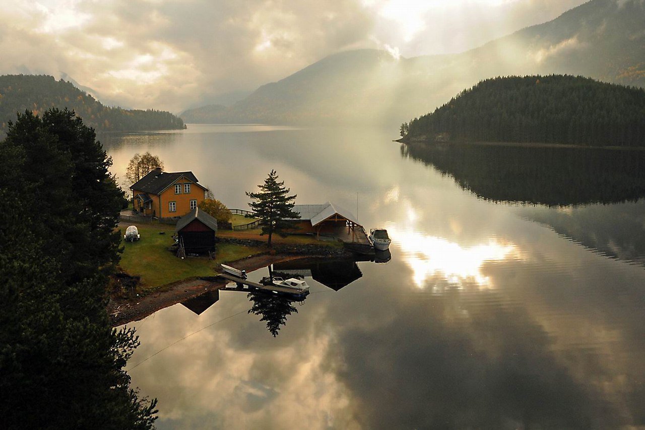 Горы домики озеро. Райская Долина Телемарк Норвегия. Рай интроверта Норвегия. Озеро Стрюн, Норвегия. Домик у реки в Йёльстере. Норвегия.