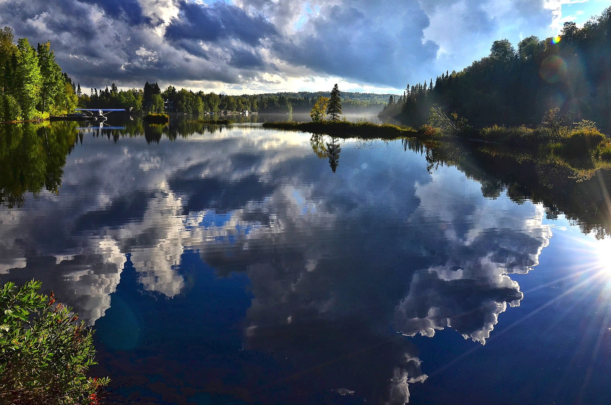 Вижу синюю реку. Озеро хрустальное Ленинградская область. Отражение в воде. Природа. Пейзаж.