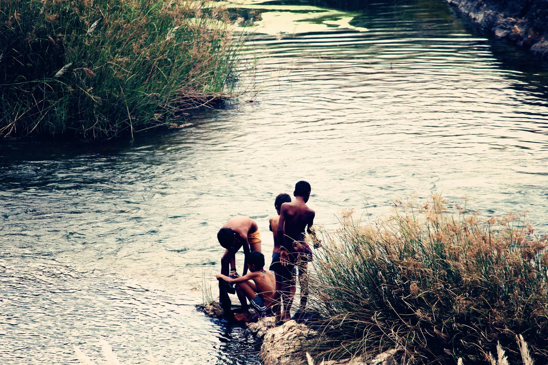 Дети купаются в озере. Река для детей. Мальчики на озере. Летом на речке. Мальчишки на реке.