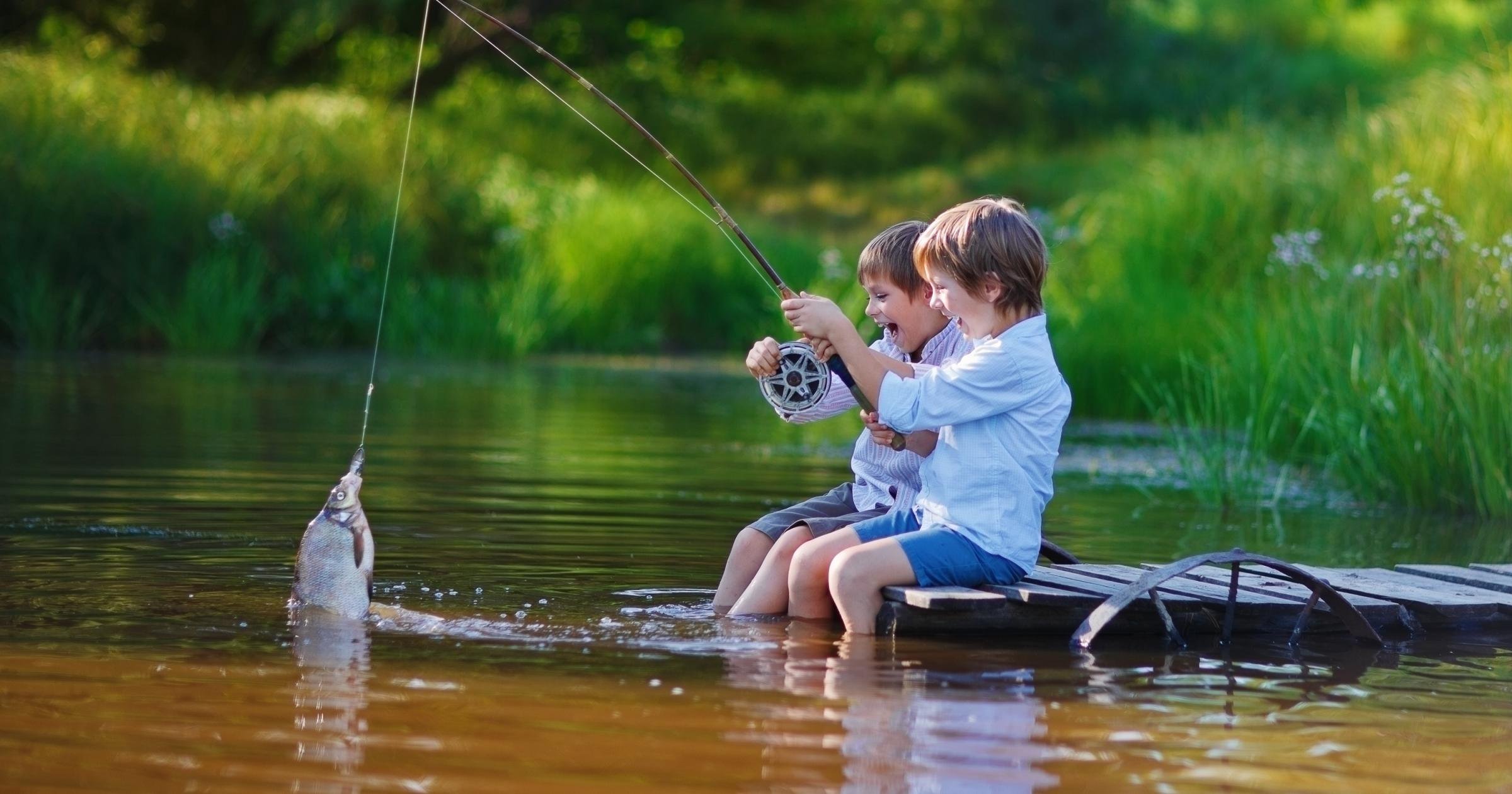 Мальчики ловят девочек. Рыбалка летом. Мальчик с удочкой. Детская фотосессия рыбалка. Удочка для детей.