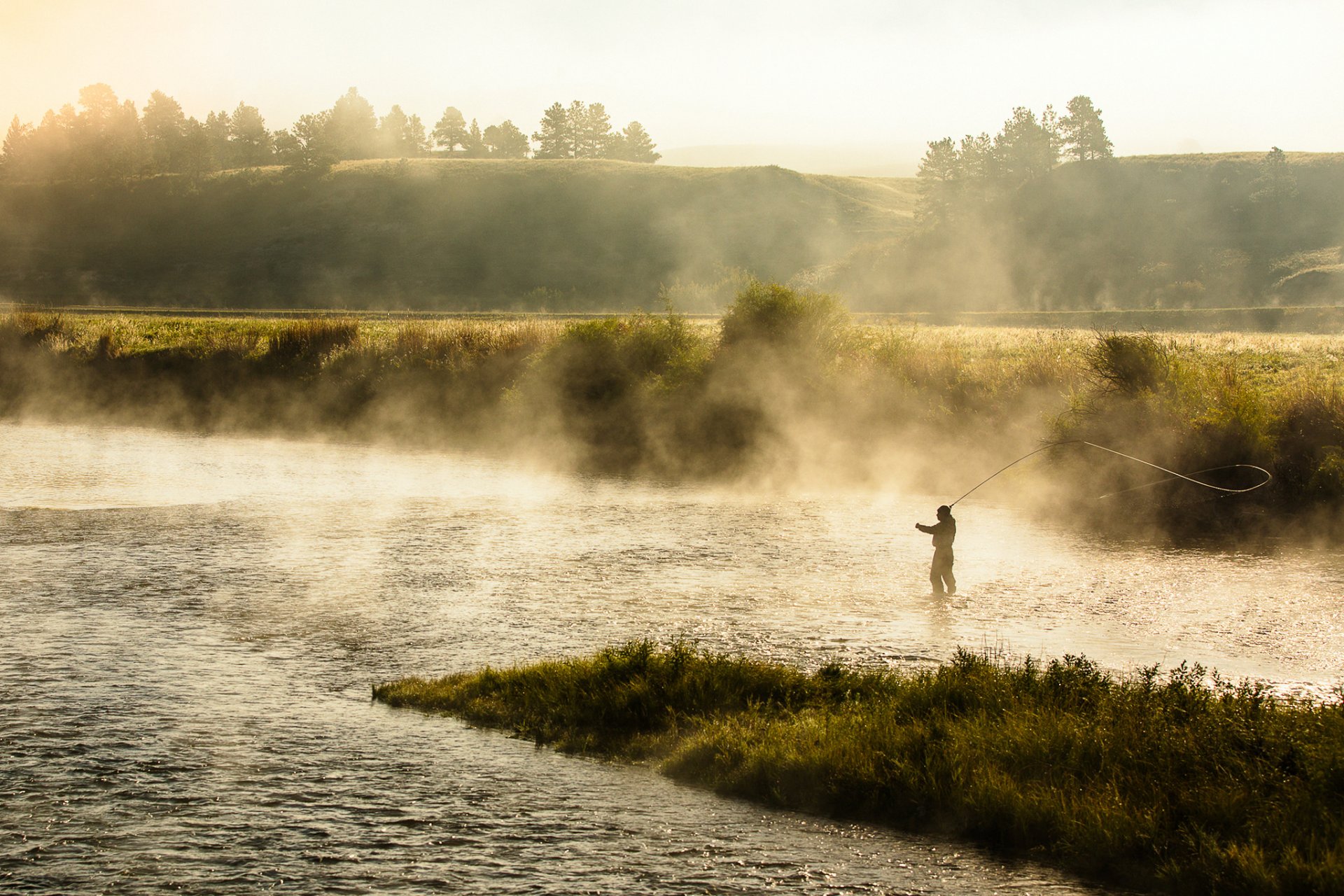 Летним утром мы направляемся на рыбалку природа. Рыбалка пейзаж. Туман на реке. Утро река туман. Берег реки туман.
