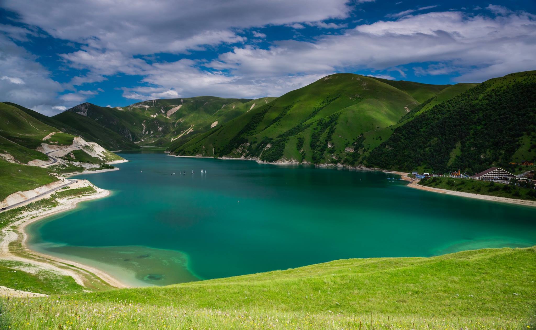 Озера чеченской республики. Озеро Кезеной ам. Озеро Кезеной-ам(Кезенойам). Озеро Казеной-ам в Чечне. Озеро в Чечне Кезеной.