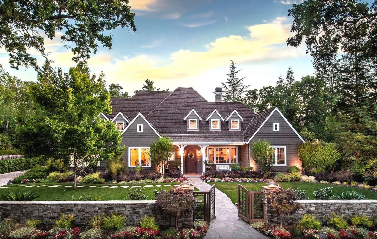 Загородный дом с садом