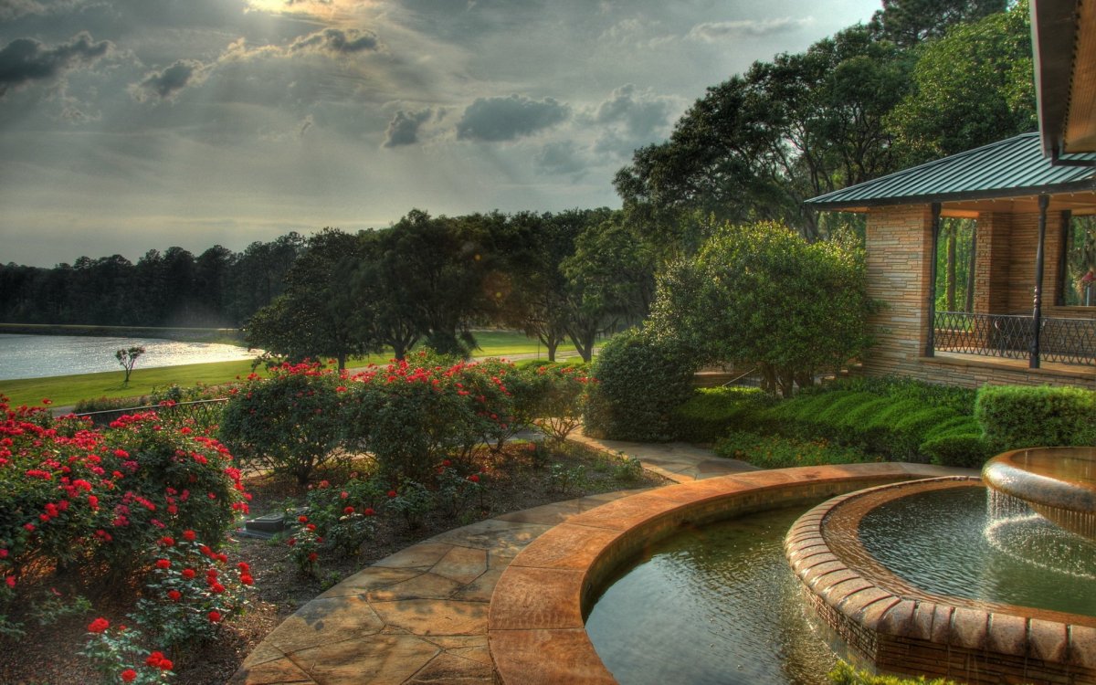 Домик у пруда