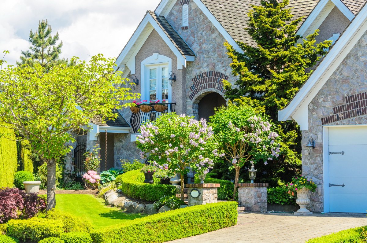 Большой красивый дом с садом