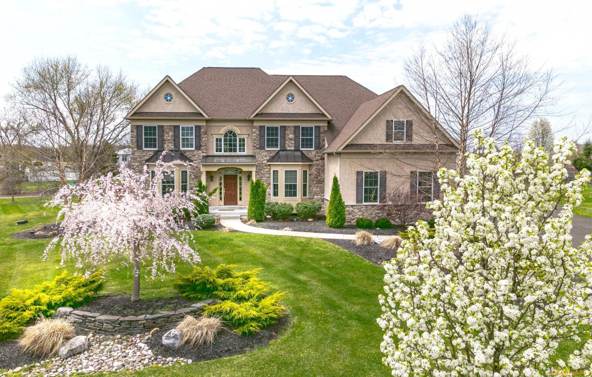 Красивый загородный дом с садом