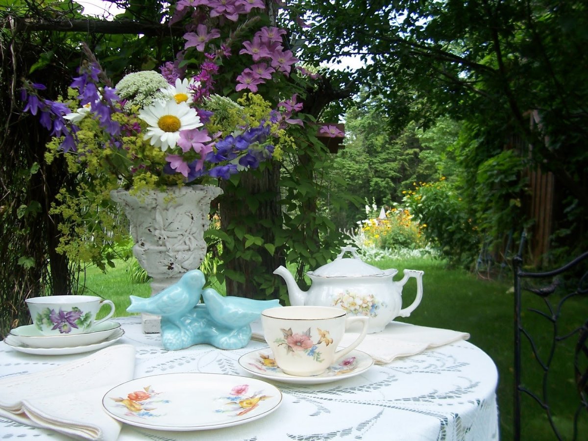 Чаепитие в саду