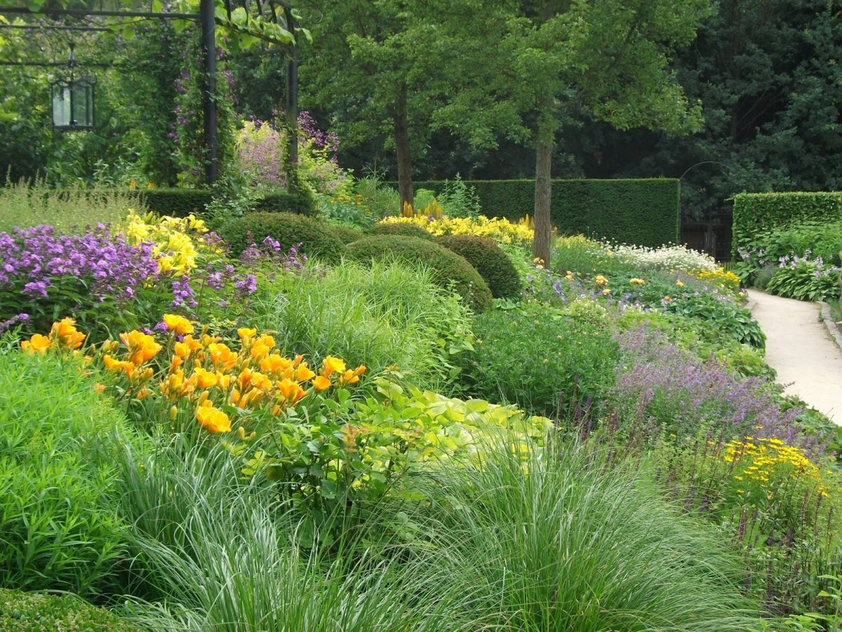 Участок в стиле русской усадьбы