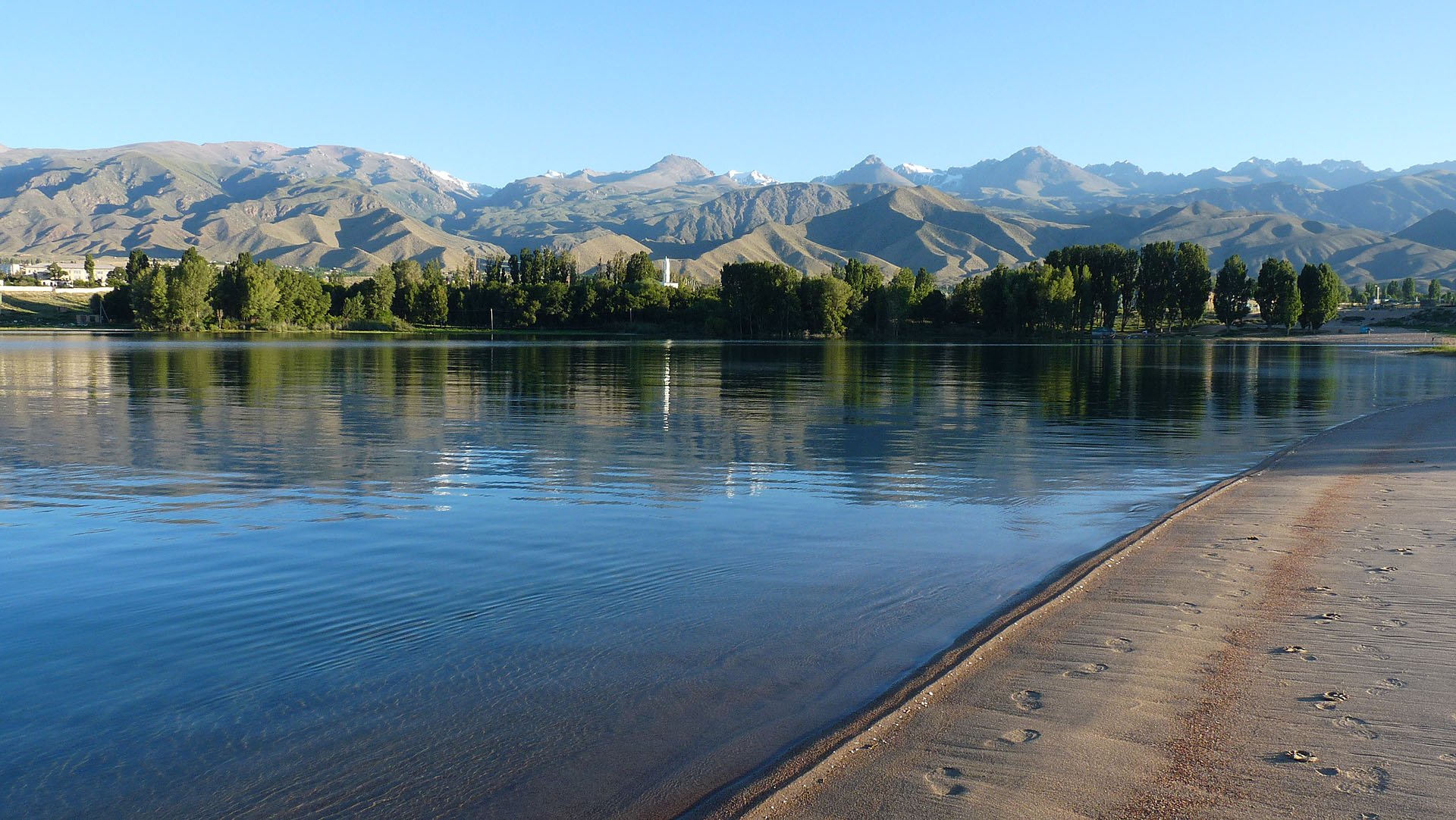 Куль река. Кыргызстан озеро Иссык-Куль. Киргизия Бишкек озеро Иссык-Куль. Озеро Исыскуль Киргизия. Чолпон Ата Киргизия.
