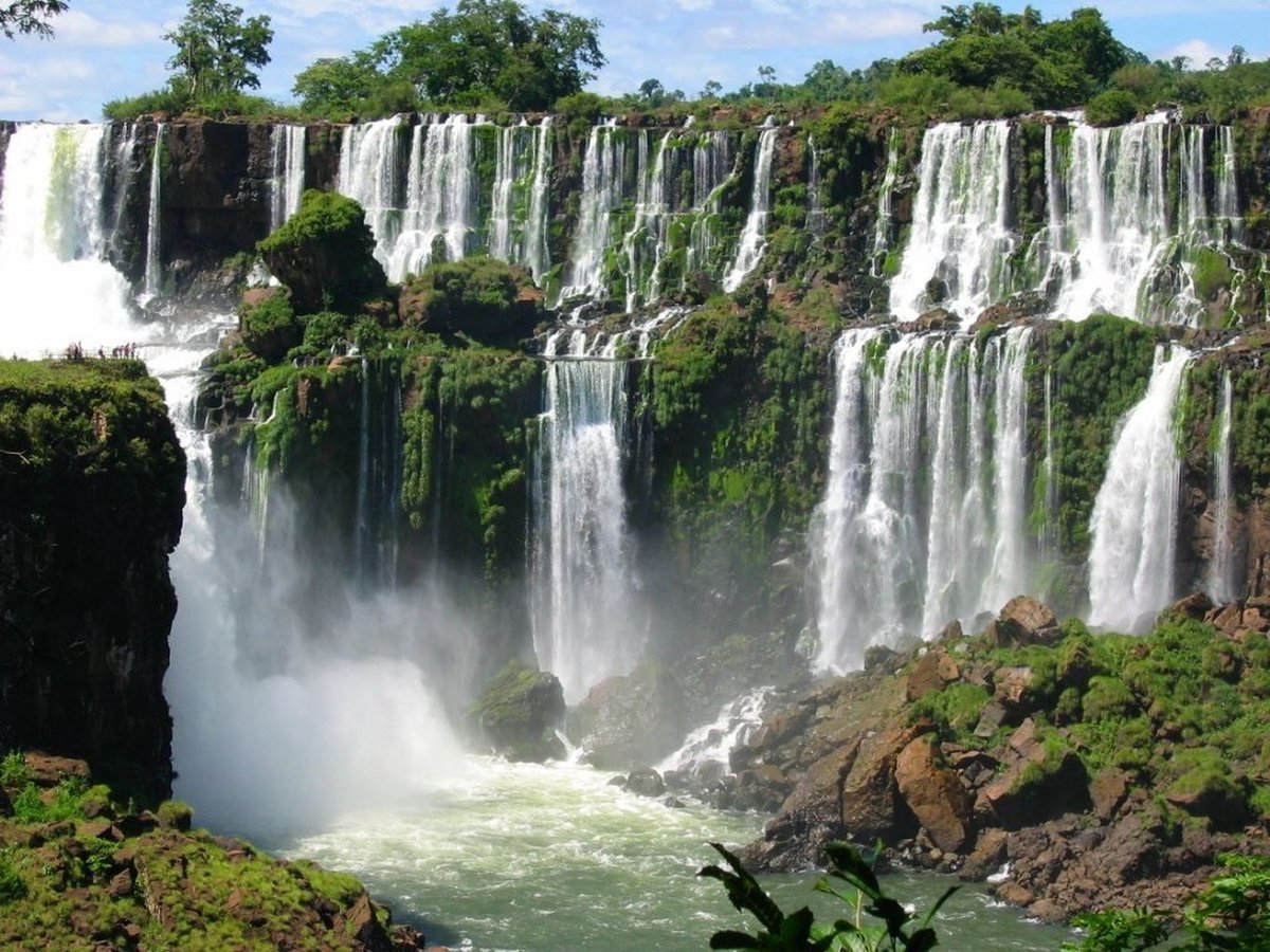 Страна водопадов. Водопад Игуасу в Южной Америке. Южная Америка бугуасу водопады. Водопады Игуасу Аргентина. Аргентина достопримечательности водопады Игуасу.