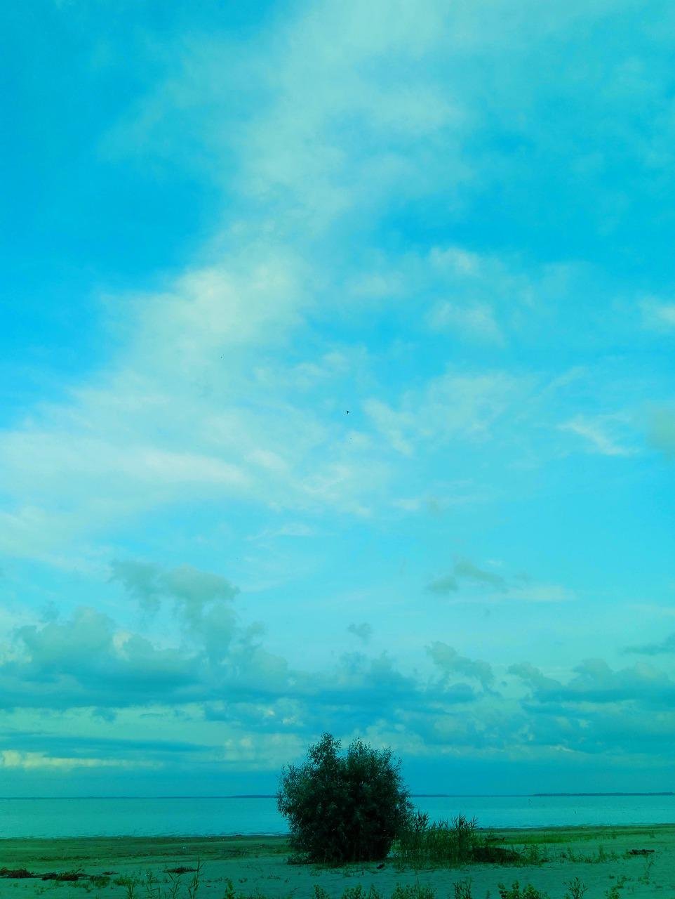 По бирюзовому небосклону бесконечно. Голубое небо с облаками. Лазурное небо. Бирюзовое небо. Лазоревое небо.