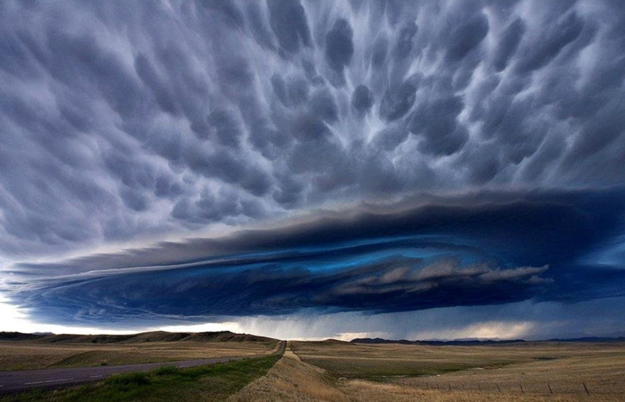 Ветры торнадо на великой равнине. Канзас Торнадо пейзаж. Undulatus asperatus. Грозовое небо. Красивые облака.