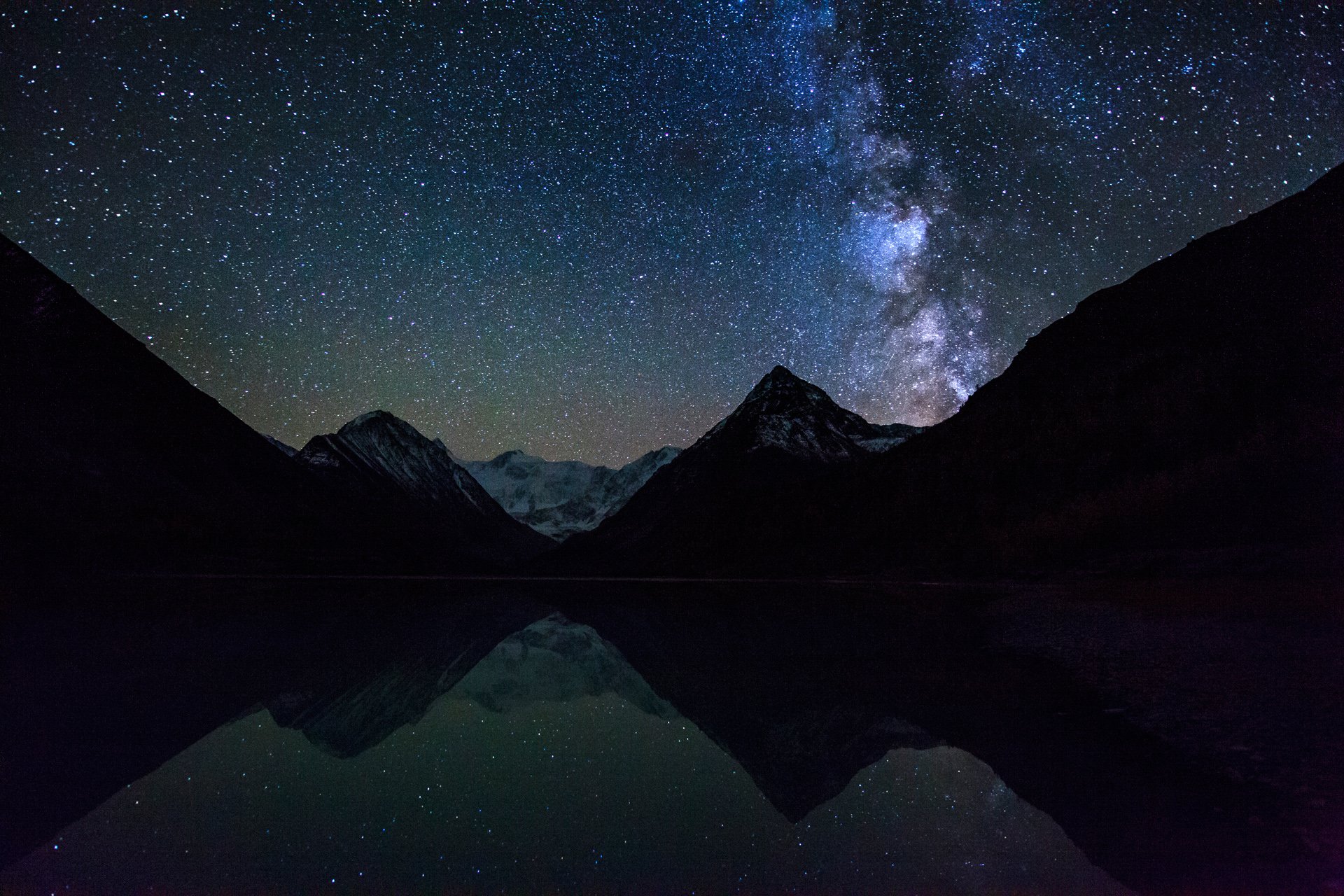 Ночь озеро звезды. Гора Белуха. Млечный путь горный Алтай. Гора Белуха ночь. Горы ночью.