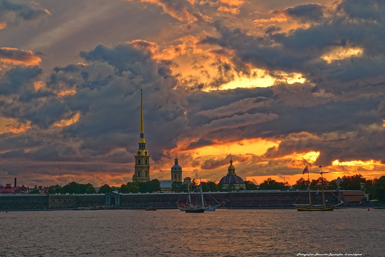 Закат солнца в петербурге. Санкт-Петербург закат. Закат в Питере.
