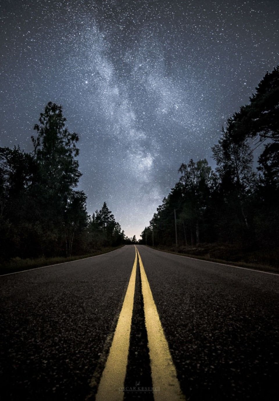 Дорога в ночь слова. Ночная дорога. Звездное небо дорога. Ночное небо и дорога. Трасса ночью.