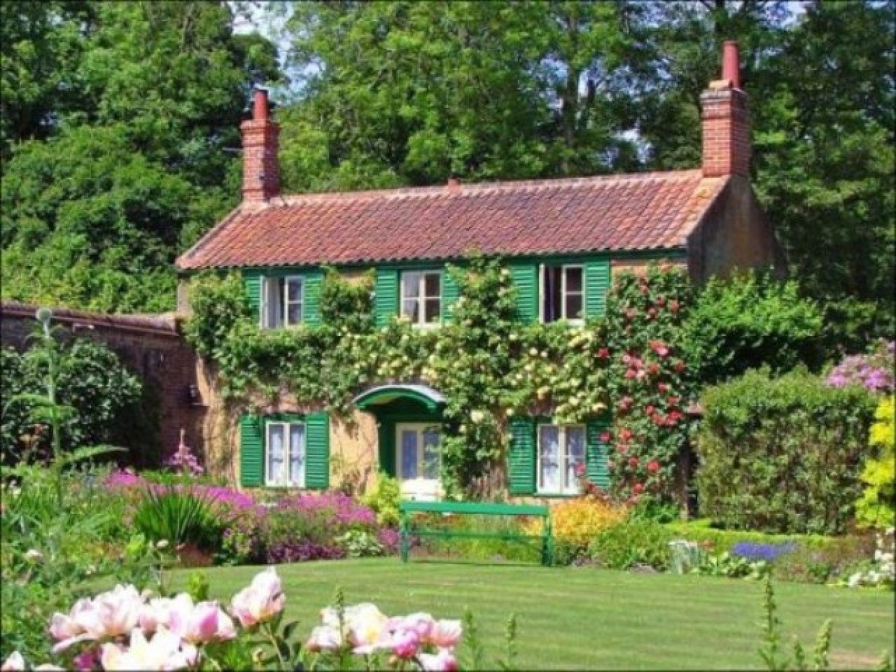 Beautiful английский. Дом Норфолк-Хаус. Дачный домик в английском стиле. Сад в английском стиле в коттедже. Английский сад в деревне.