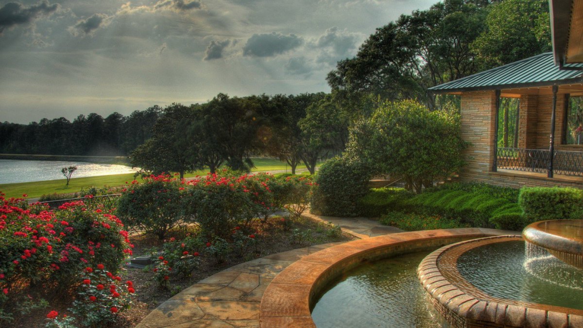 Дом у пруда