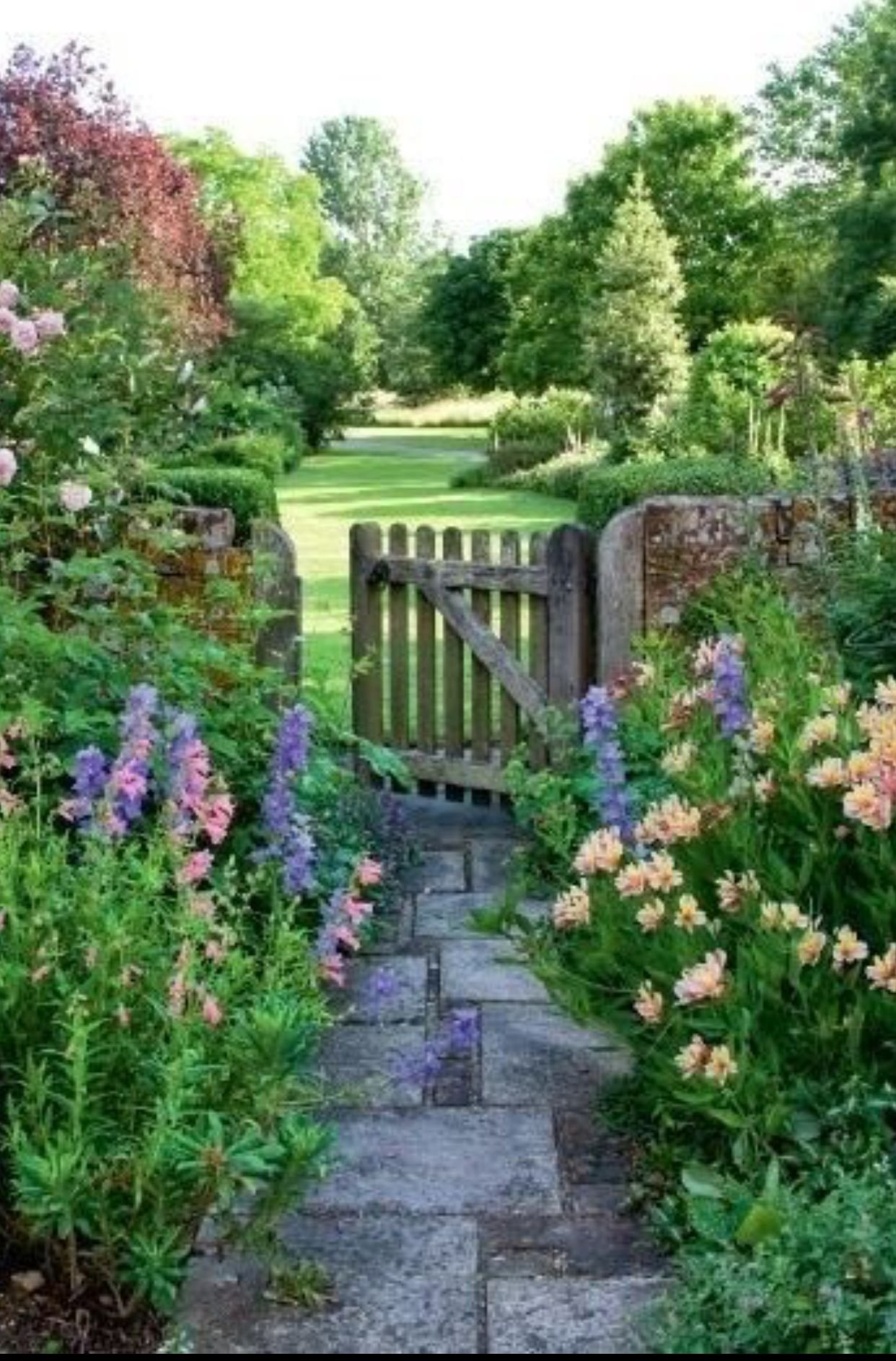 Выбор типа сада. Английский сад натургаден. Ландшафт натургарден. Кантри Гарден стиль ландшафтный. Английский дворик калитка в Англии.