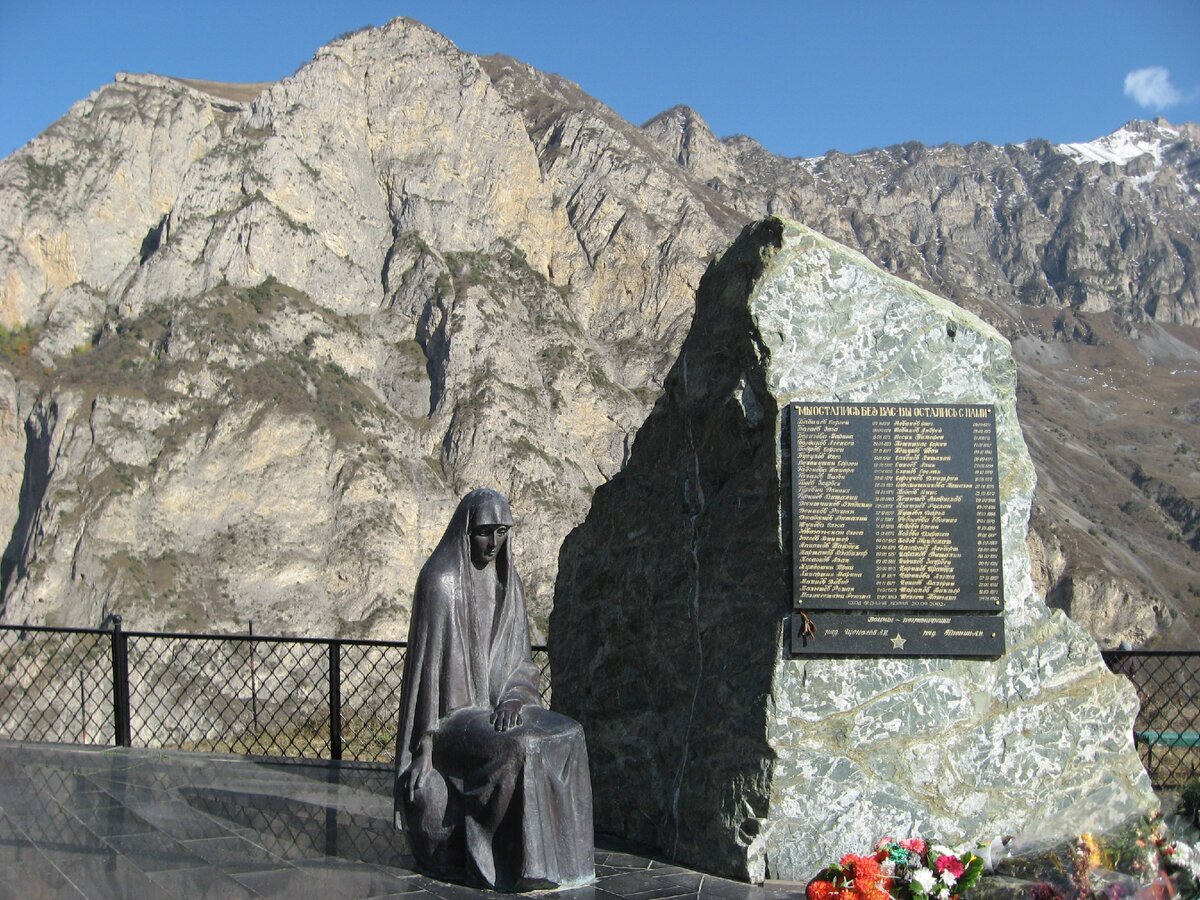 Памятник Сергею Бодрову младшему в Кармадонском ущелье