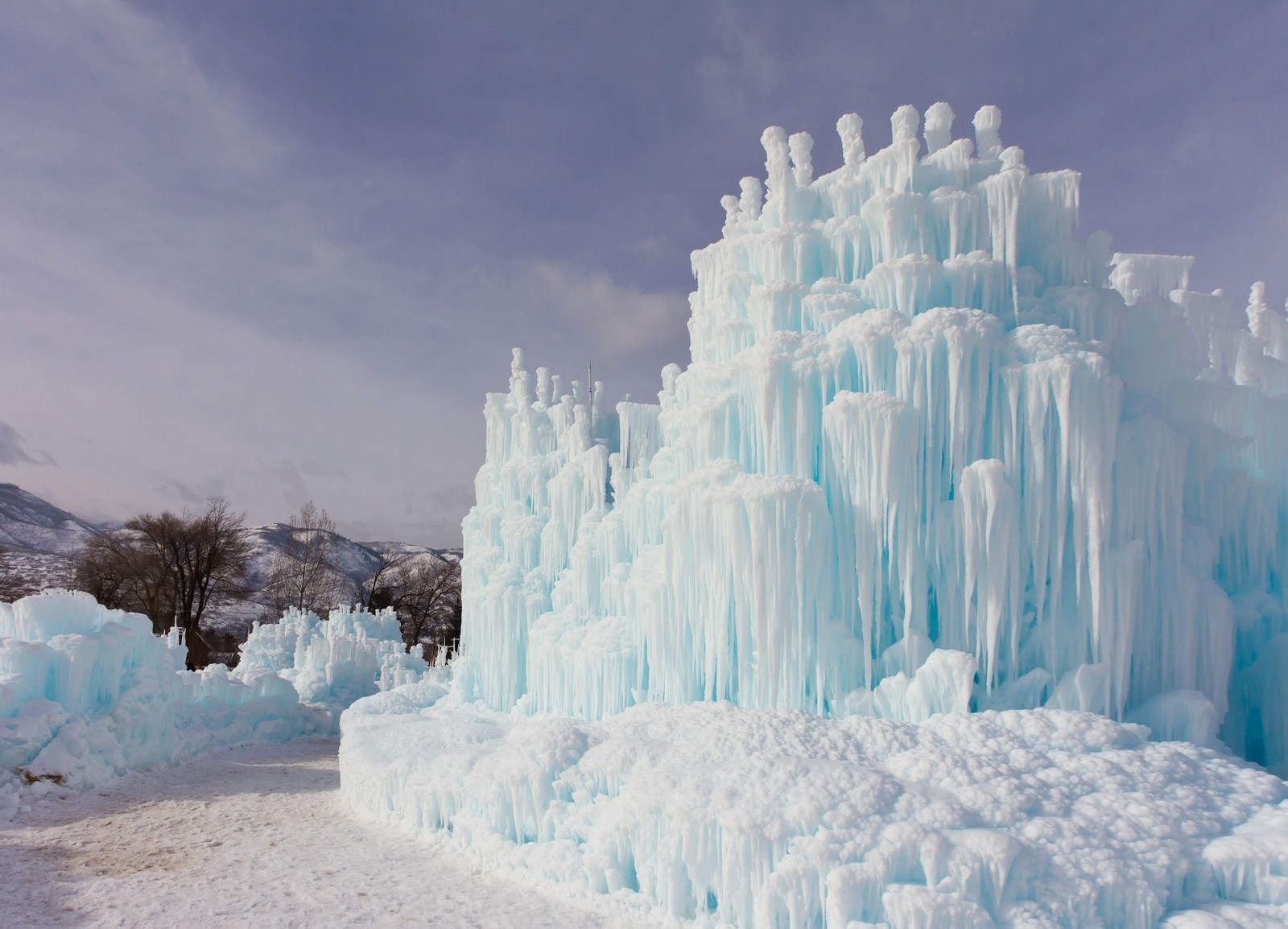 Как называется большой ледяной дворец снежной королевы. Ледяной фонтан Зюраткуль. Ледяной дворец Анны Иоанновны. Ледяной замок. Снежный замок.
