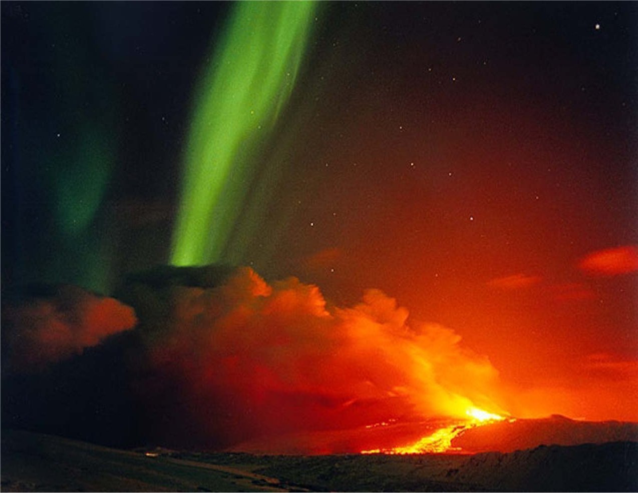 Красный явления природы. Исландия вулкан Гекла. Вулкан Гекла извержение. Необычные явления природы. Зарница природное явление.