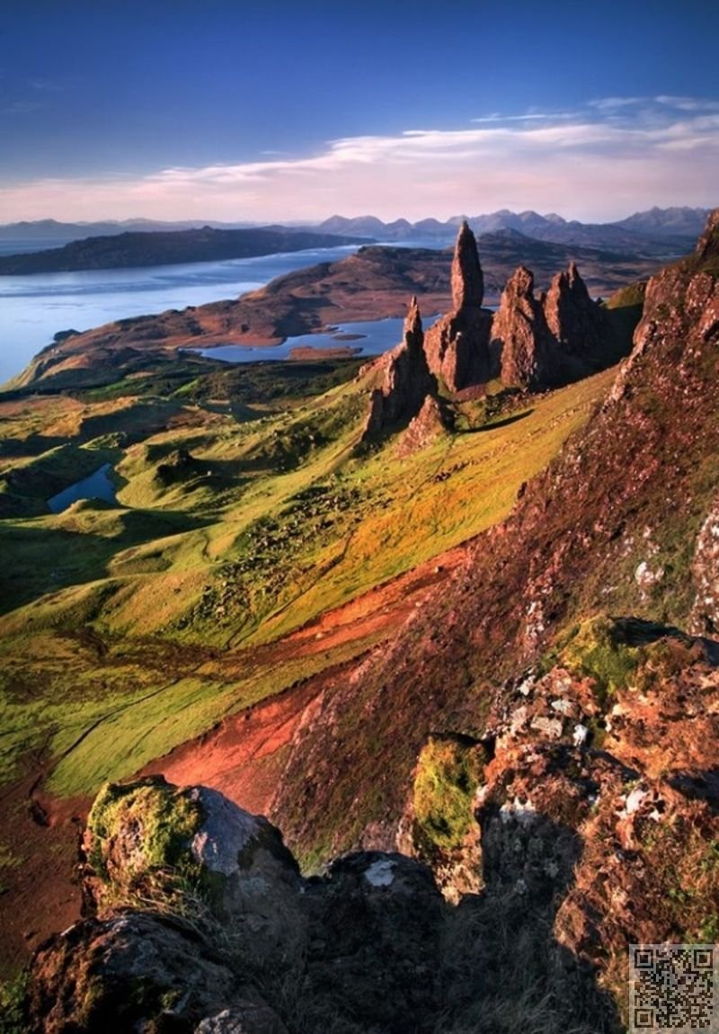 Scotland is beautiful. Остров Скай Шотландия. Old man of Storr Шотландия. Замок на острове Скай в Шотландии. Долина фей остров Скай Шотландия.