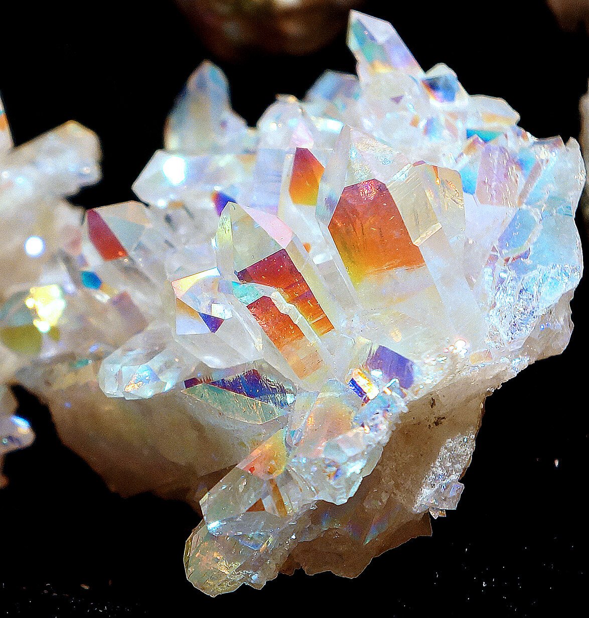 Crystal stone. Камни Самоцветы кварц. Кварц минерал горный. Кварц кристаллический минерал. Полихромный кварц.