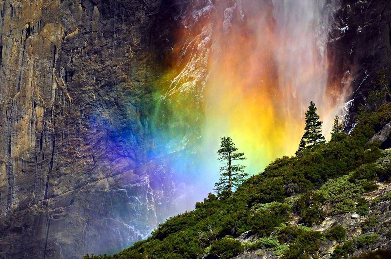 Удивительно. Радужный водопад Йосемити. Радужный водопад Калифорния. Радужный водопад в Калифорнии. Чудеса природы.