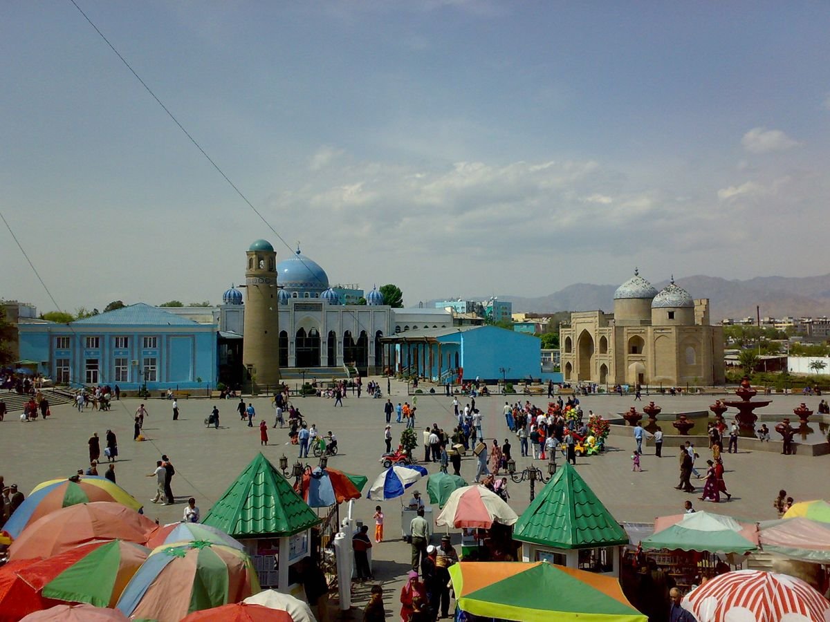 Погода хужанд. Дворец арбоб в Худжанде. Город Ходжент Таджикистан. Таджикистан Худжанд город парк. Дворец арбоб в Таджикистане.