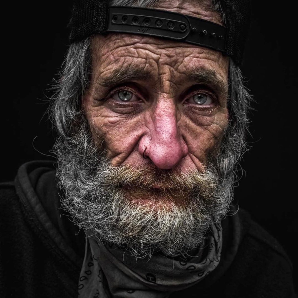 Бомж голова. Старик бомж. Фотопортрет бомжа. Бездомный старик.