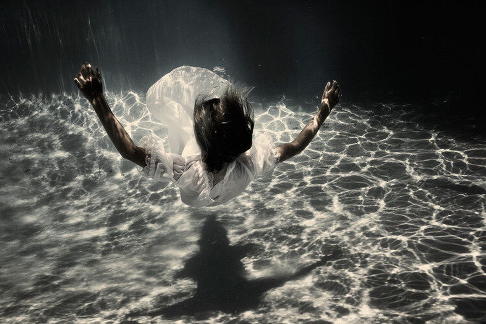Тонуть в глазах. Человек тонет в воде. Человек падает в воду. Вода и человек. Человек под водой.
