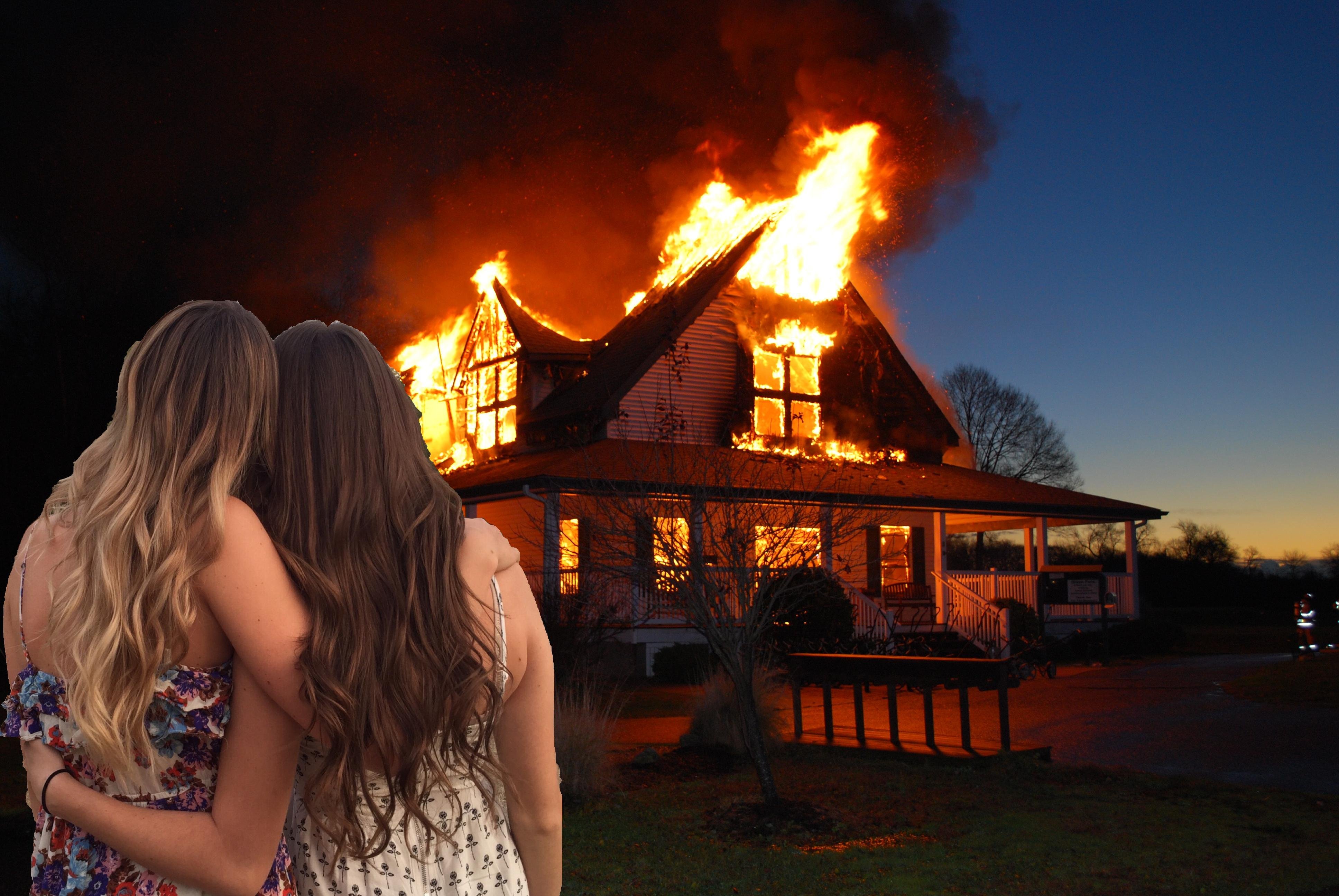 Горит дом к чему снится женщине. Горящий дом. Девочка и горящий дом. Девушка в горящем доме. Девочка с горящим домом.