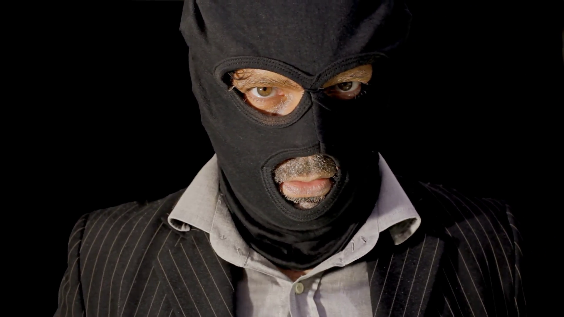 Черная маска видео. Маскед Мэн. Бандиты в масках. Человек в черной маске. Фото в маске.