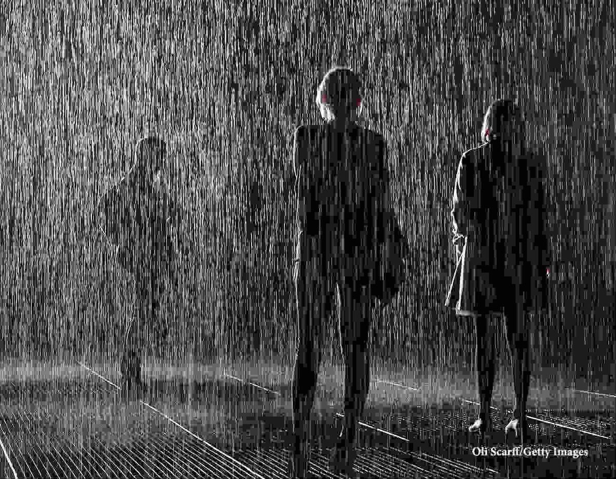 Два человека под дождем