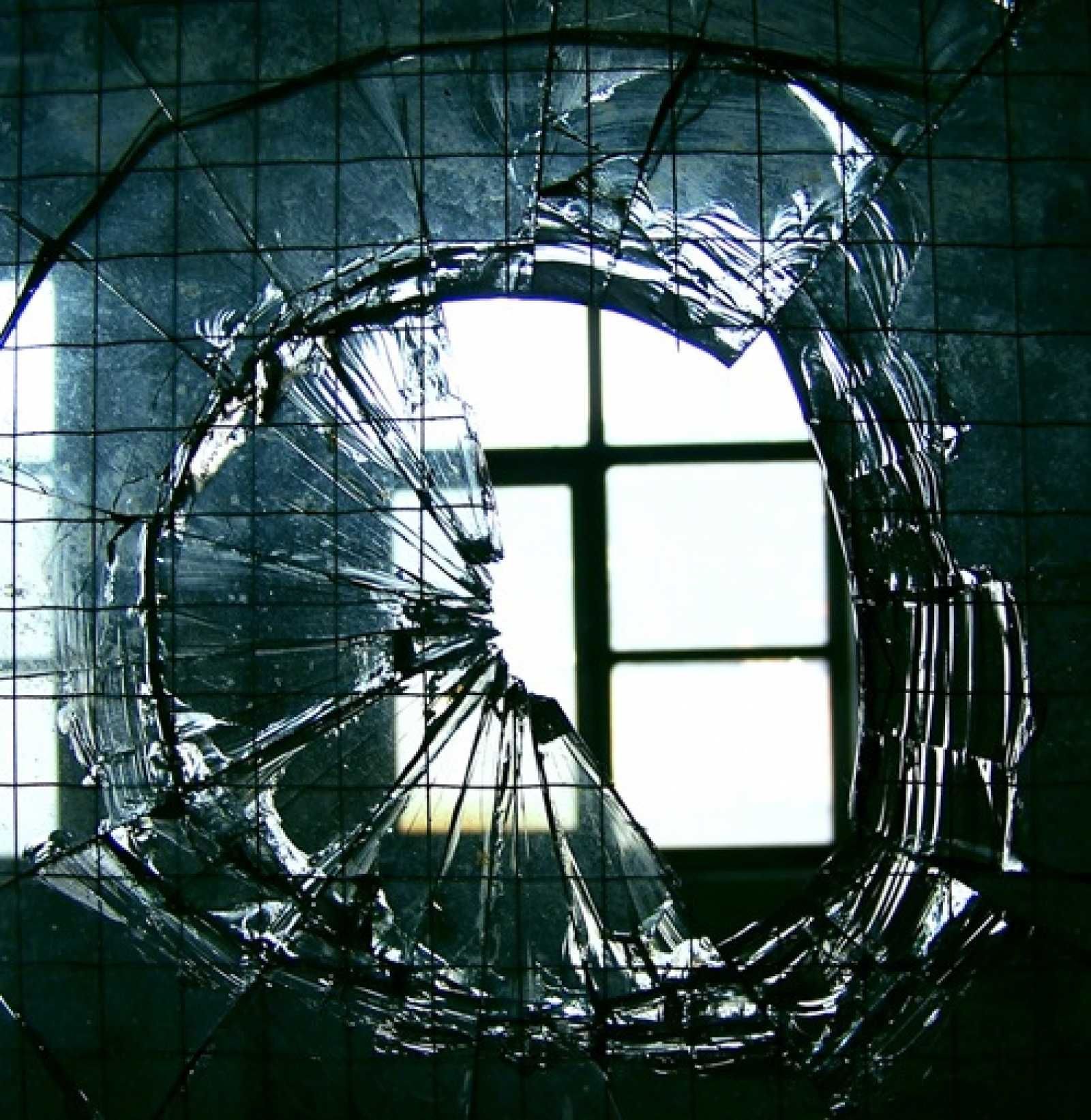 Разбил окно звук. Разбитое зеркало. Разбитые зеркала. Осколки зеркала. Разбитое зеркало Эстетика.