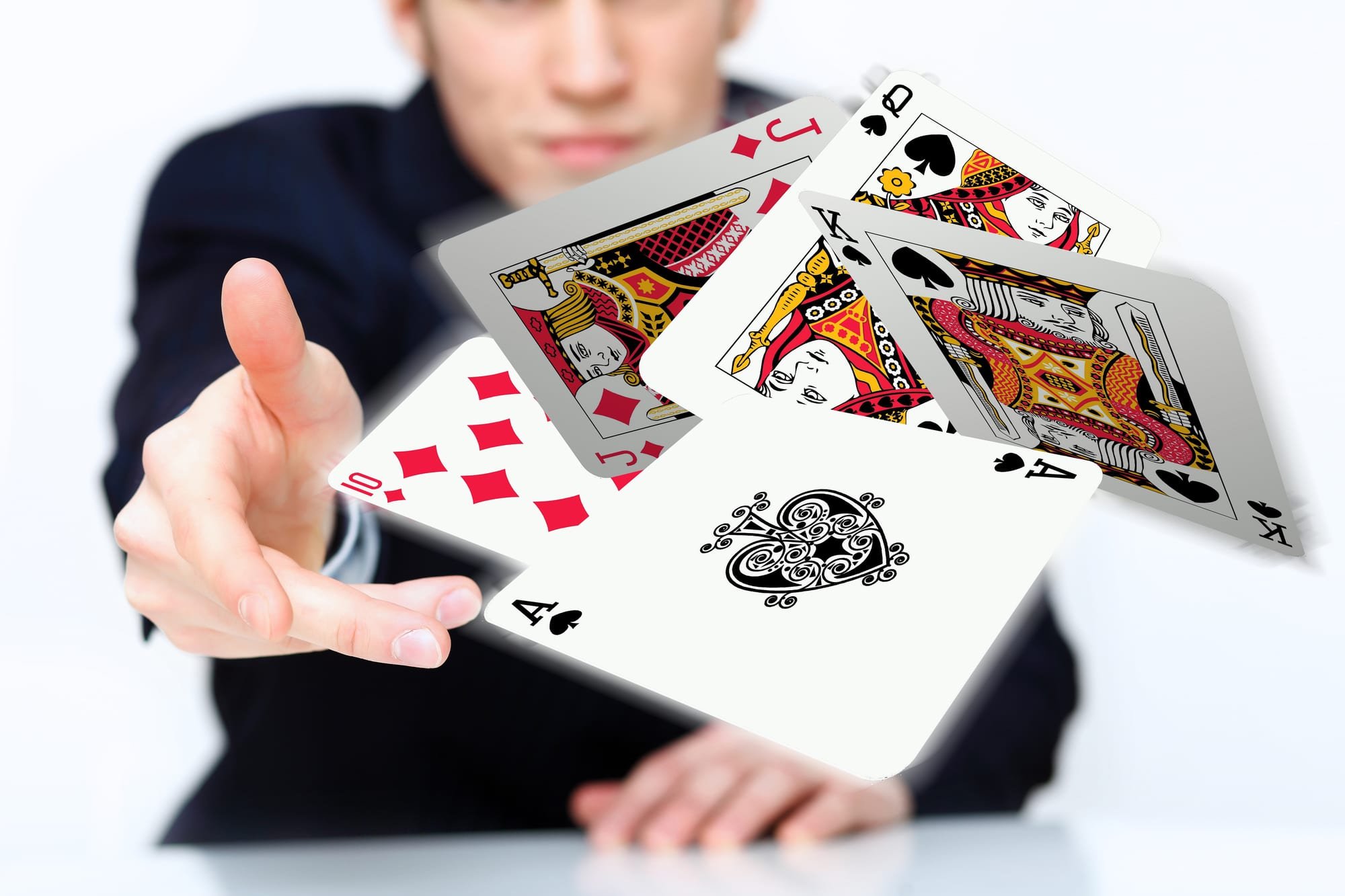 В предвкушении азарта. Игральные карты. Карты в руках. Колода карт в руке. Карточный Покер.