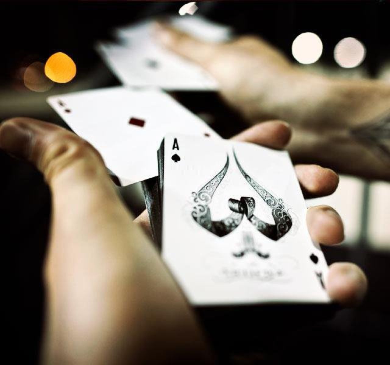 Игральные карты в руке